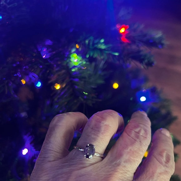 Color changing Elegant Alexandrite Gemstone Ring - Picture 5 of 16